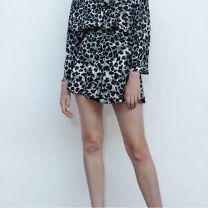 Zara Womens Black And White Leopard Print Buttoned Short Skirt. Sz XL